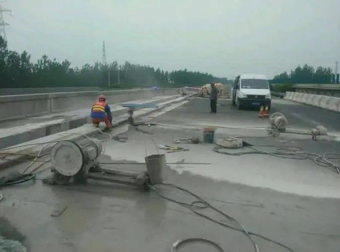 河津高速公路防撞墙切割